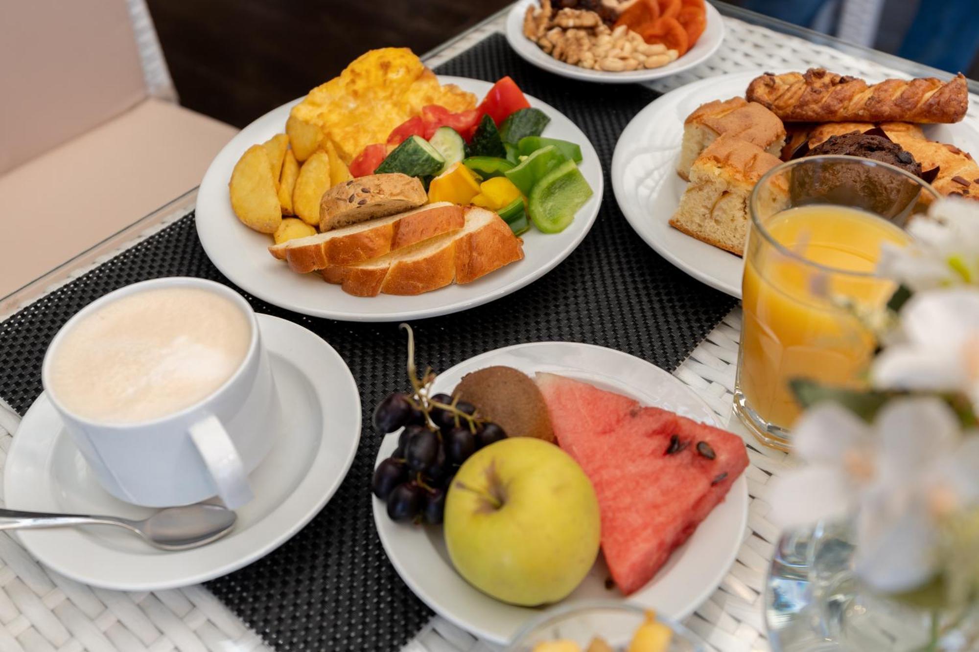 Reikartz Sky Almaty Otel Dış mekan fotoğraf
